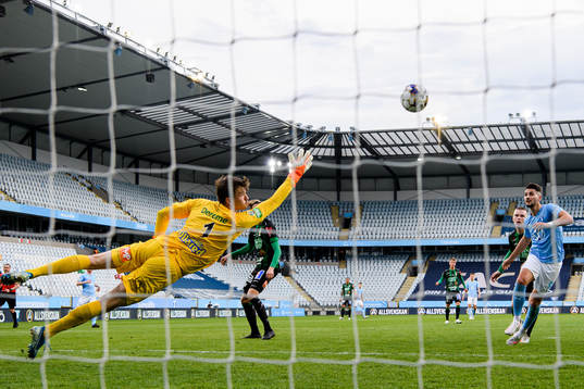 Malmö FFs Sören Rieks, ej i bild, gör 3-1 bakom Varbergs målvakt August Strömberg