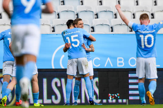 Malmö FFs Anel Ahmedhodzic kramar om Sören Rieks som gjort 3-1