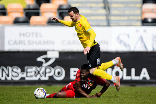 Östersunds Isak Ssewankambo och Mjällbys Kadir Hodzic