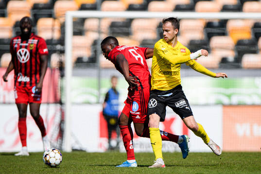 Östersunds Isak Ssewankambo och Mjällbys Andreas Blomqvist