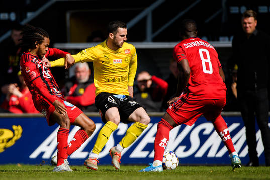 Östersunds Francis Jno-Baptiste och Isak Ssewankambo i en