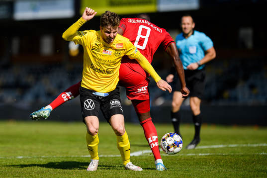 Mjällbys Joel Nilsson och Östersunds Isak Ssewankambo