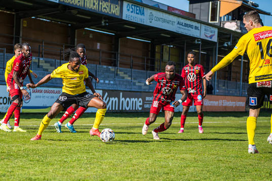 Mjällbys Mamudu Moro och Östersunds Isak Ssewankambo ,