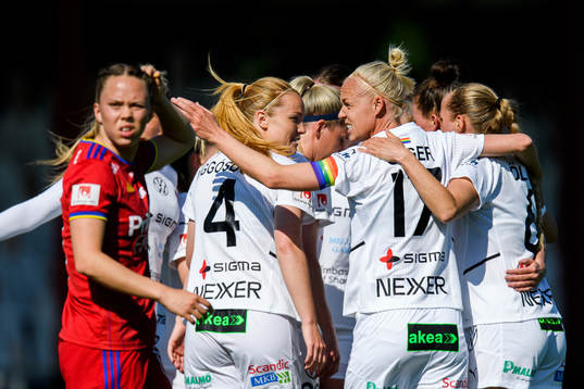 Rosengårds Glódís Perla Viggósdóttir och Caroline Seger jublar efter 2-0 av Jelena Cankovic