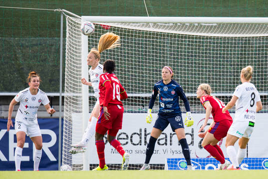 Rosengårds Glódís Perla Viggósdóttir nickar undan