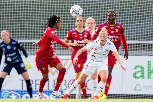 Djurgårdens Linda Maserame Motlhalo och Rosengårds Hanna