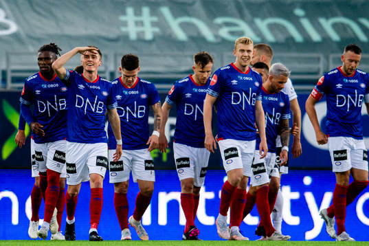 Christian Dahle Borchgrevink, Henrik Bjørdal and the players of Vålerenga celebrate after 1-0