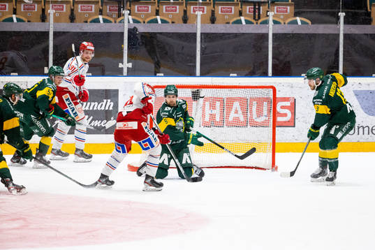 Björklövens Justin Crandall försöker att stoppa pucken