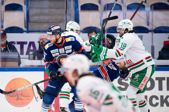 Rögles Erlend Lesund med en tackling på Växjös Jack