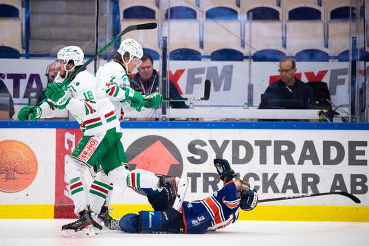 Rögles Erlend Lesund med en tackling på Växjös Jack