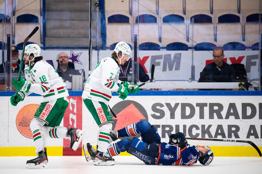 Rögles Erlend Lesund med en tackling på Växjös Jack