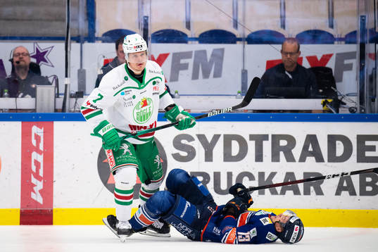 Rögles Erlend Lesund med en tackling på Växjös Jack