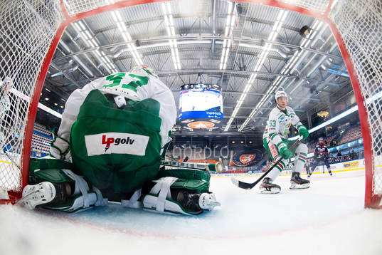 Växjös Pontus Holmberg (ej i bild) gör 1-1 bakom Rögles