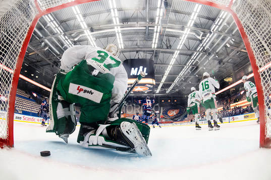 Växjös Pontus Holmberg (ej i bild) gör 1-1 bakom Rögles