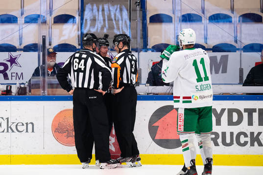 Linjedomare Andreas Malmqvist, Linus Öhlund och Mikael Holm