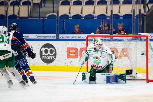 Växjös Fredrik Karlström gör 2-1 bakom Rögles målvakt