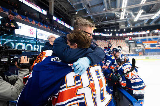 Växjös målvakt Viktor Fasth jublar