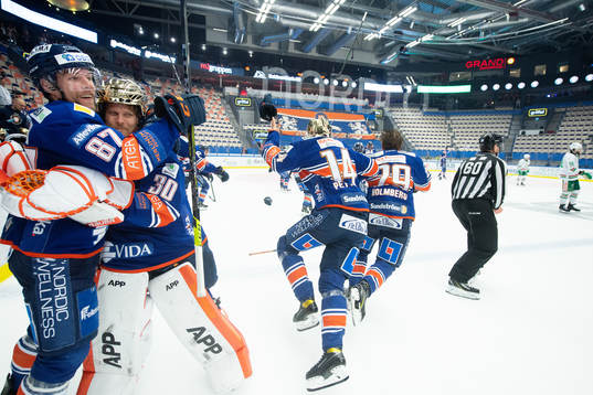 Växjös Robert Rosén och målvakt Viktor Fasth  jublar