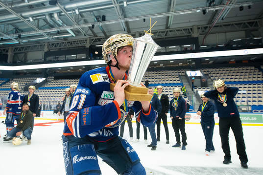 Växjös Fredrik Karlström jublar med Le Mat pokalen