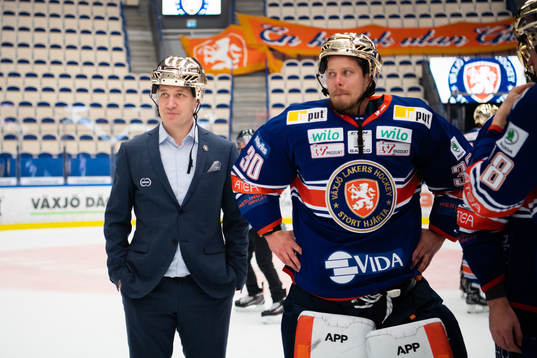 Växjös tränare Sam Hallam och målvakt Viktor Fasth