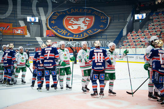 Växjös och Rögles spelare tackar av varandra framför