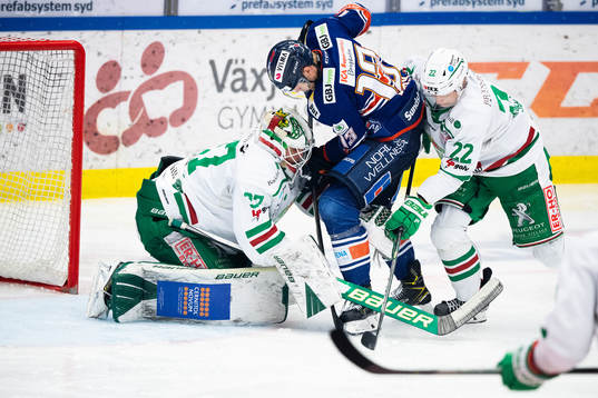 Växjös Jack Drury och Rögles målvakt Johan Gustafsson