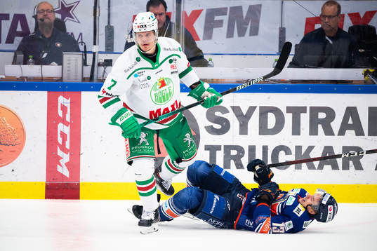 Rögles Erlend Lesund med en tackling på Växjös Jack