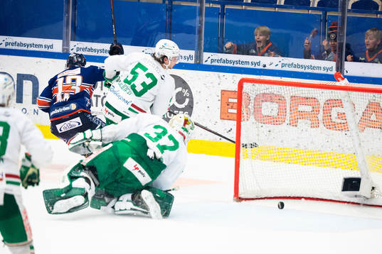 Växjös Jack Drury gör 3-1 bakom Rögles målvakt Johan