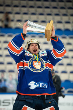 Växjös målvakt Viktor Fasth  jublar med LeMat pokalen