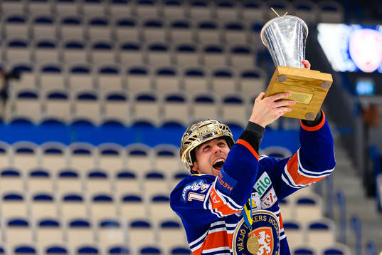 Växjös Jack Drury jublar med LeMat pokalen