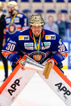 Växjös målvakt Viktor Fasth jublar med Le Mat pokalen