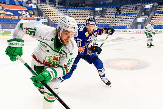 Rögles Lucas Ekeståhl Jonsson jagas av Växjös Ilari