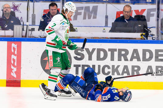 Rögles Erlend Lesund har tacklat Växjös Jack Drury