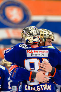 Växjös Fredrik Karlström och Brendan Gaunce  jublar när