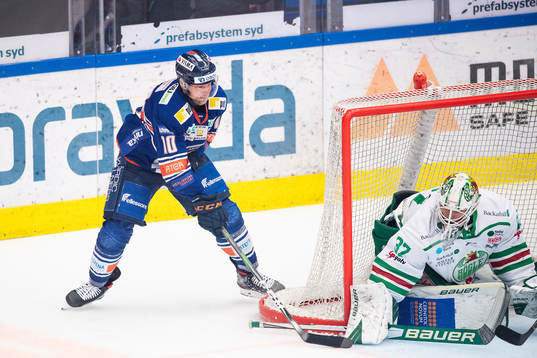 Växjös Richard Gynge och Rögles målvakt Johan Gustafsson