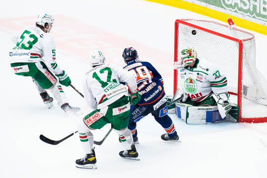 Växjös Pontus Holmberg gör 1-1 bakom Rögles målvakt