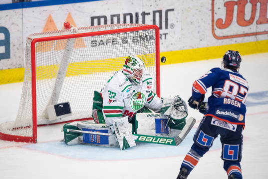 Rögles målvakt Johan Gustafsson och Växjös Robert Rosén