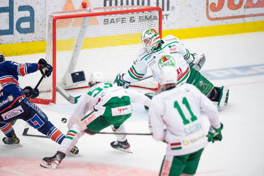 Växjös Jack Drury gör 3-1 bakom Rögles målvakt Johan