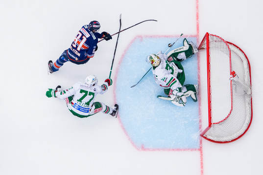 Växjös Fredrik Karlström oroar mot Rögles målvakt