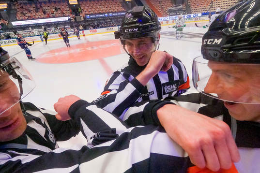 Domare Linus Öhlund, linjedomare Andreas Malmqvist och linjedomare Örjan Åhlen