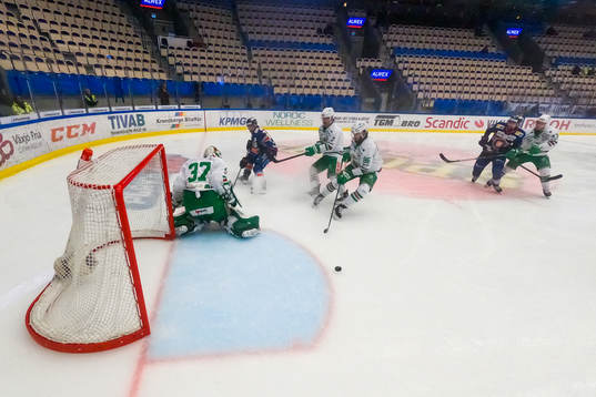 Växjös Brendan Gaunce oroar mot Rögles målvakt Johan