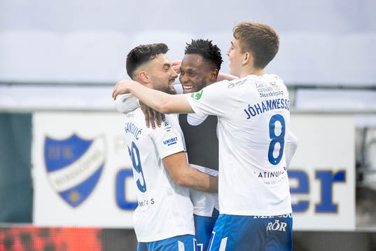 IFK Norrköpings Sead Haksabanovic, Samuel Adegbenro och Isak Bergmann Johannesson  jublar efter 2-0