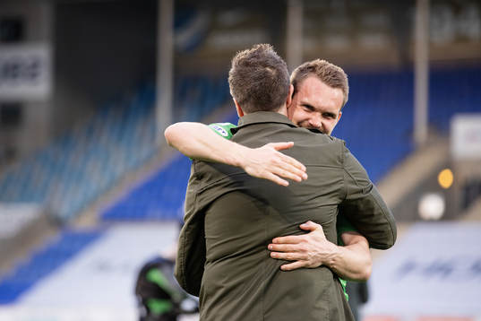 IFK Norrköpings tränare Rikard Norling  och målvakt Oscar Jansson jublar
