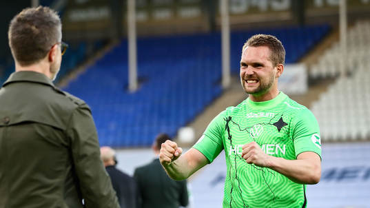 IFK Norrköpings målvakt Oscar Jansson jublar och möter tränare Rikard Norling 