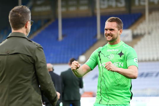 IFK Norrköpings målvakt Oscar Jansson jublar och möter tränare Rikard Norling 