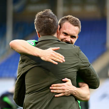 IFK Norrköpings målvakt Oscar Jansson jublar och kramar tränare Rikard Norling 