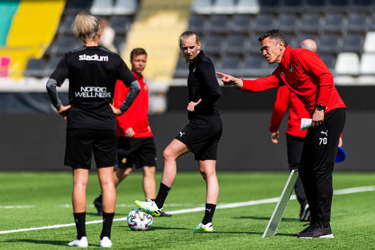 Tränare Mats Gren instruerar spelarna