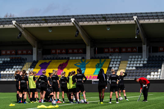 Tränare Mats Gren instruerar spelarna