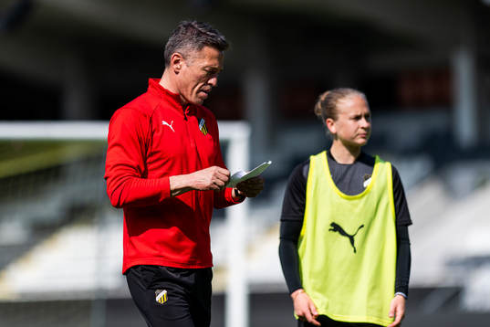 Tränare Mats Gren instruerar spelarna