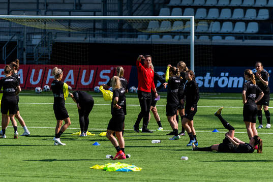 Tränare Mats Gren instruerar spelarna